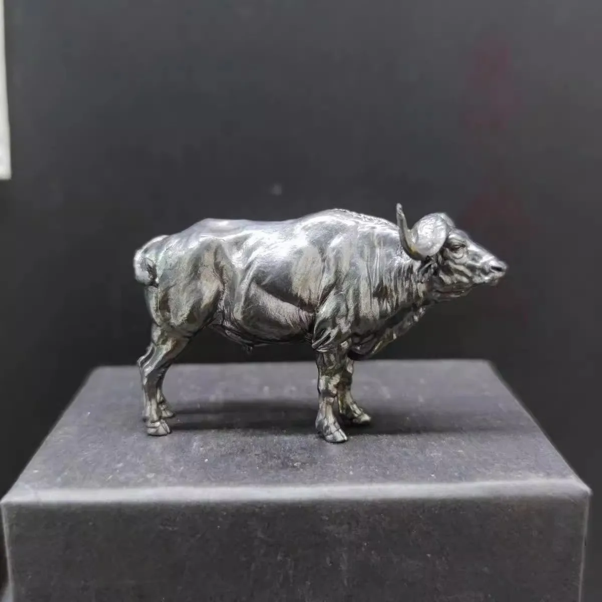 Vintage Collectible Furniture - Afrikanische Büffel-Skulptur aus Messing, solide realistische