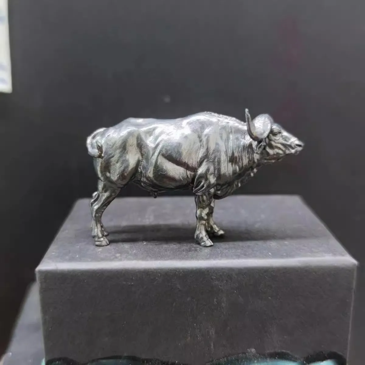 Afrikanische Büffel-Skulptur a – Vintage Collectible Furniture Bewertung und Preis