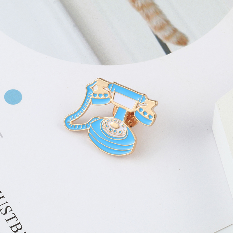 Vintage Spiel Emaille Pins Sam – Collectible Vintage Brooches Bewertung und Preis